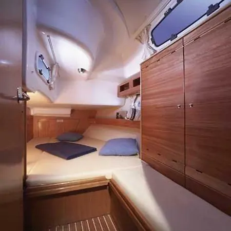 Sailing Yacht Rainbow Hunter 船屋